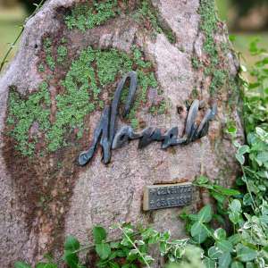 Gedenkstein zu Ehren Novalis mit den Lebensdaten